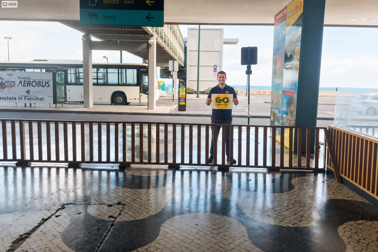 Tabliczka z logo Go Rent a Car przy wyjściu z lotniska